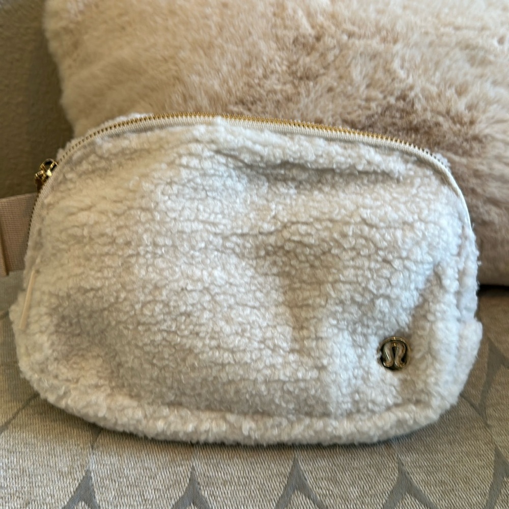 Lululemon Everywhere belt bag.Sherpa. 1L